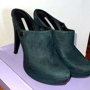 Vera Wang Lavender FINLEY 10 Green Mules Slides